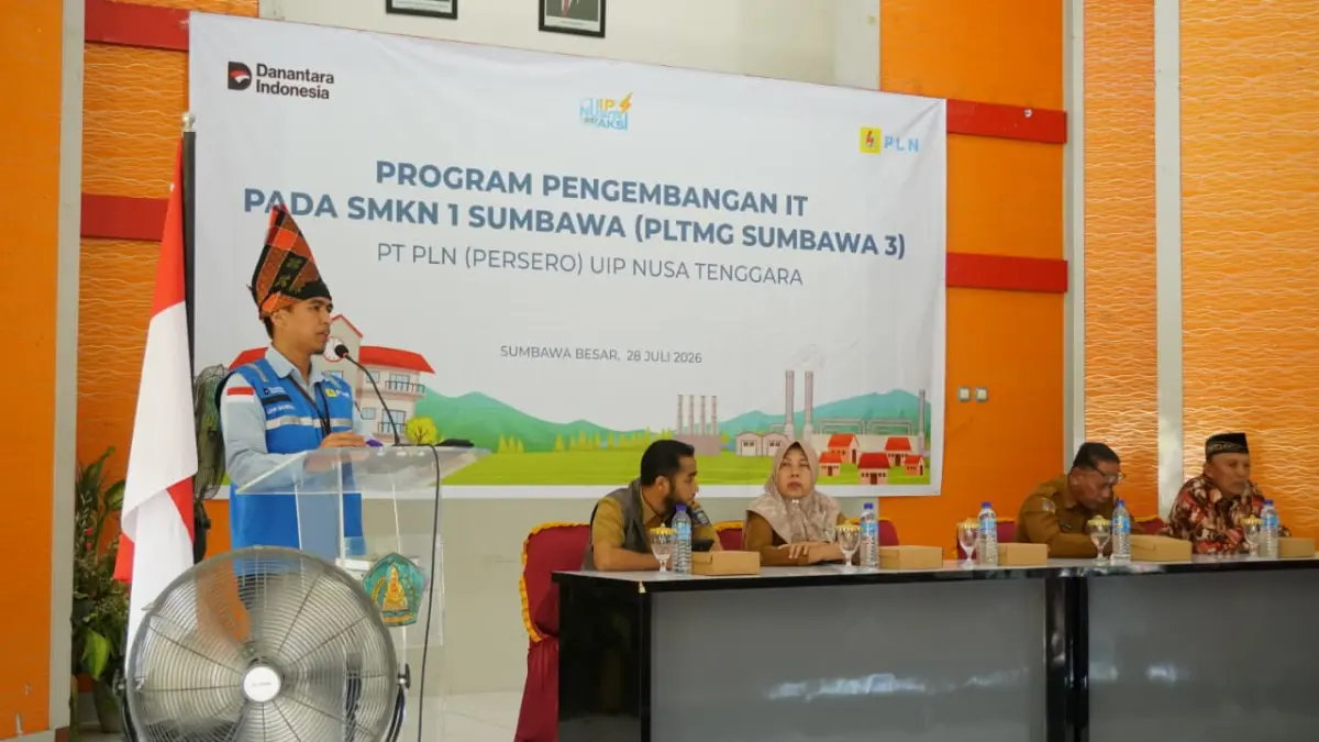 Team Leader PLTMG Sumbawa 2 30 MW Edho Torsesa Jarosman menyampaikan sambutan di hadapan para siswa SMKN 1 Sumbawa Besar dengan mengenakan Sapu To’a, penutup kepala tradisional Sumbawa yang diberikan pihak sekolah, dalam kegiatan penyerahan bantuan TJSL PLN UIP Nusra di bidang pendidikan.