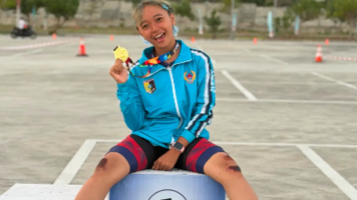 ATLET SEPATU RODA: Shellonitha Cahaya Putri Darmawan atlet sepatu roda asal Lombok Timur menunjukkan medali emas Porprov NTB 2026.
