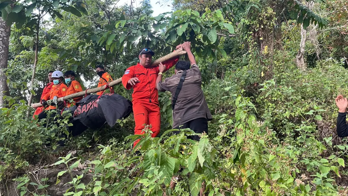 BERHASIL EVAKUASI: Tim SAR Gabungan mengevakuasi mayat tanpa identitas yang ditemukan di bukit Terengan, Selasa siang.