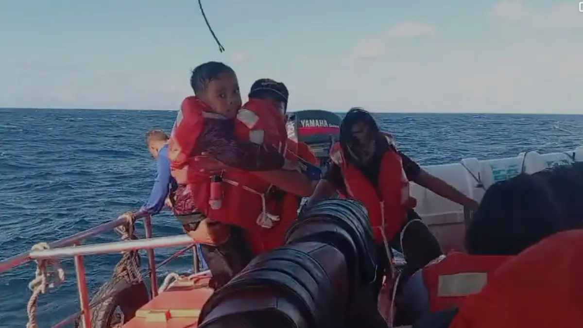 Dua korban selamat KMP Putri Yasmin dari perairan Selat Lombok ke Pelabuhan Lembar, Lombok Barat, Rabu (13/8).