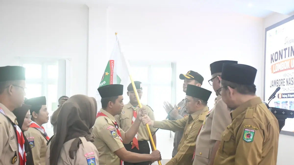 DUKUNGAN PENUH: Bupati Najmul melepas kontingen Kwarcab KLU yang ikut serta dalam Jamnas di Jakarta.
