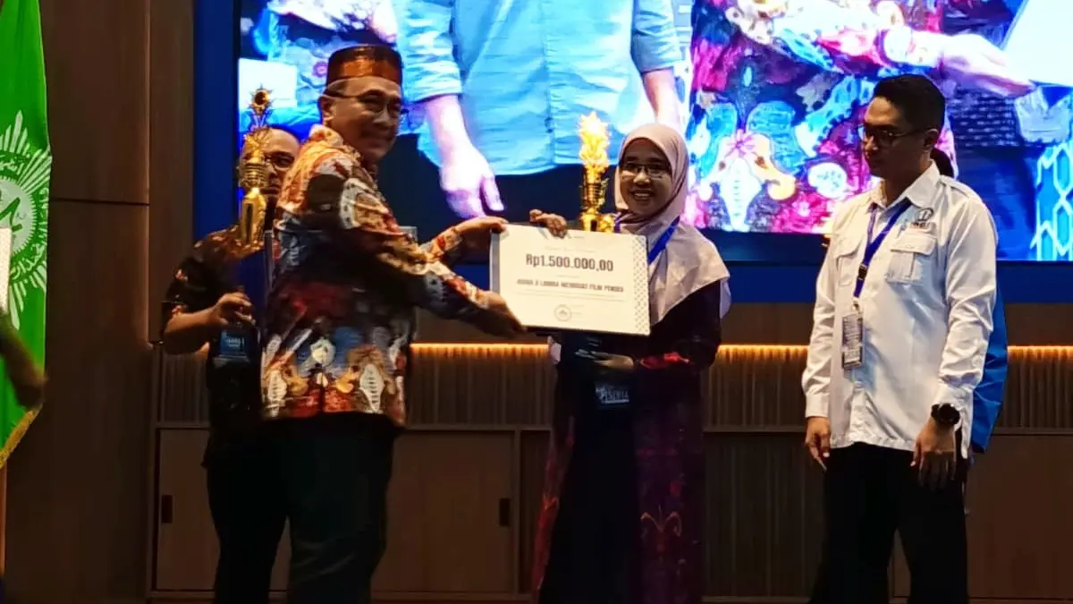 Juara film pendek.
