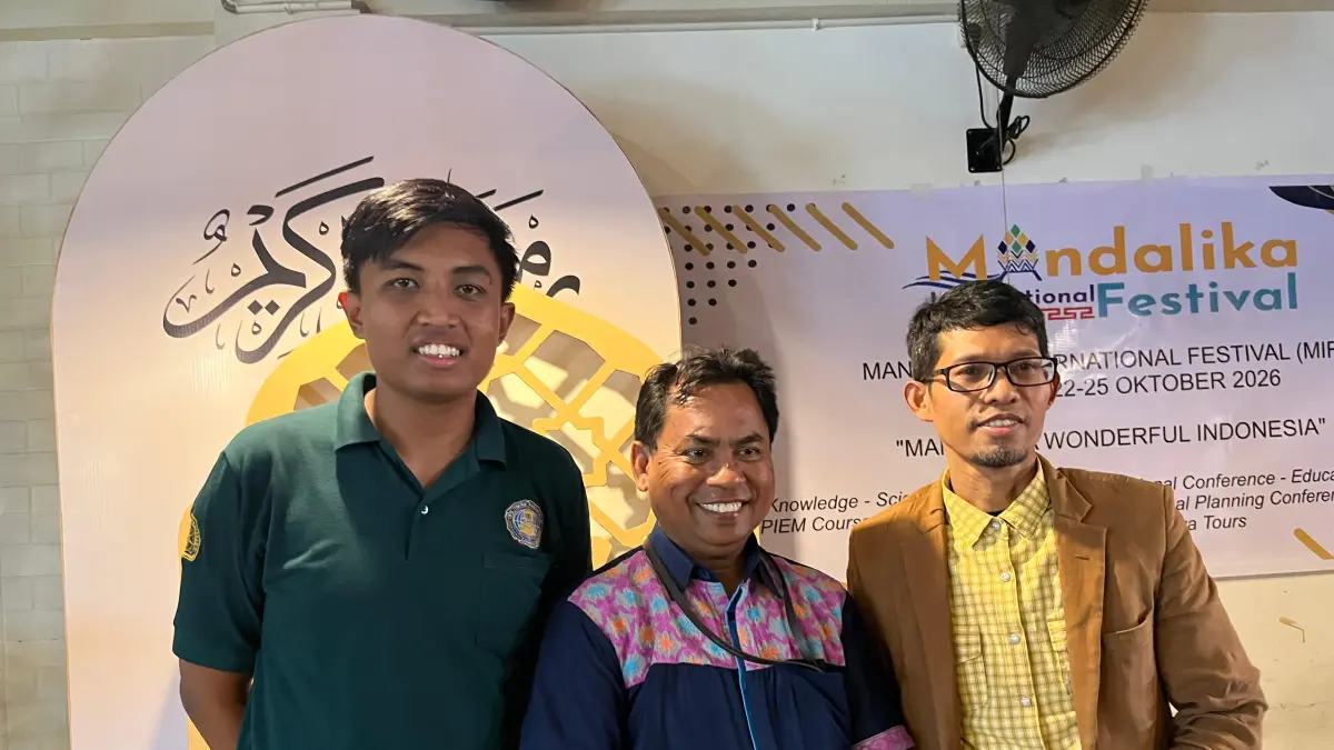 JUMPA PERS: Direktur MIF Sirajudin (tengah) berfoto bersama usai jumpa pers terkait pelaksanaan MIF 2026, di Mataram, Rabu (12/8).