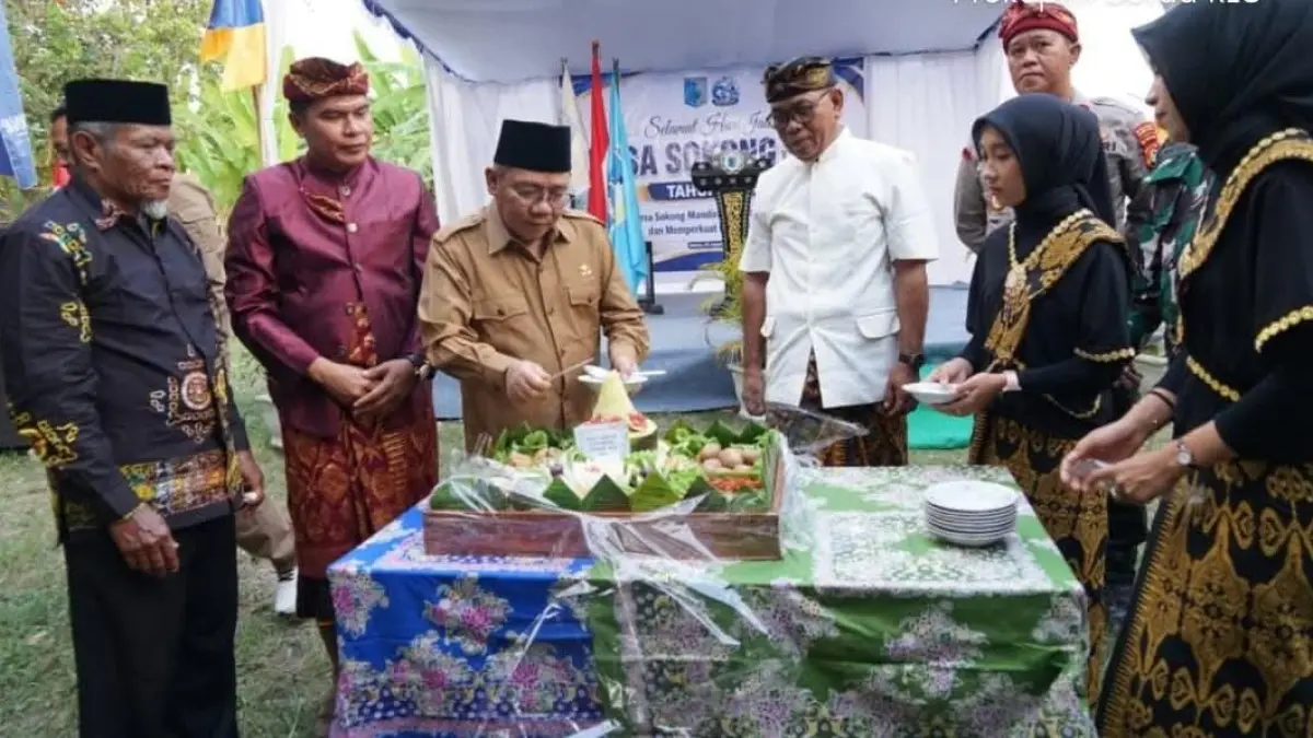 KAWAL PEMEKARAN: Bupati Najmul memotong tumpeng pada acara HUT Desa Sokong ke-46 tahun.