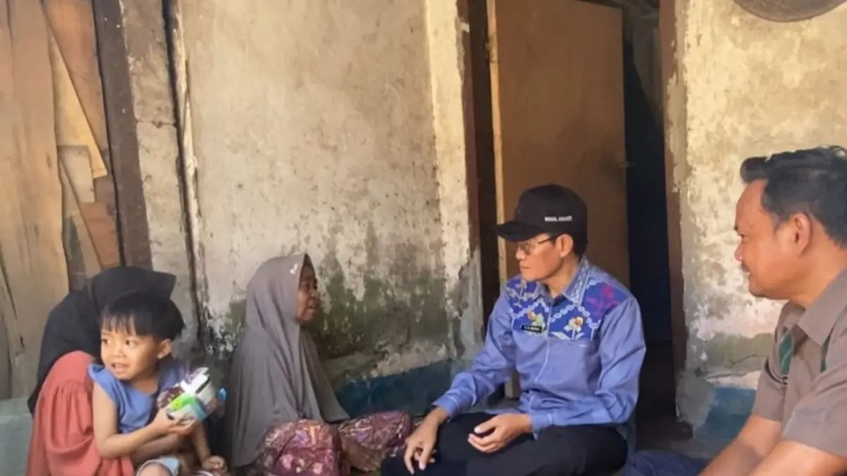 KEMISKINAN EKSTREM: Wakil Bupati Loteng M Nursiah (dua kanan) mengunjungi rumah warga tergolong miskin di Desa Pujut, Kecamatan Pujut, Loteng. 