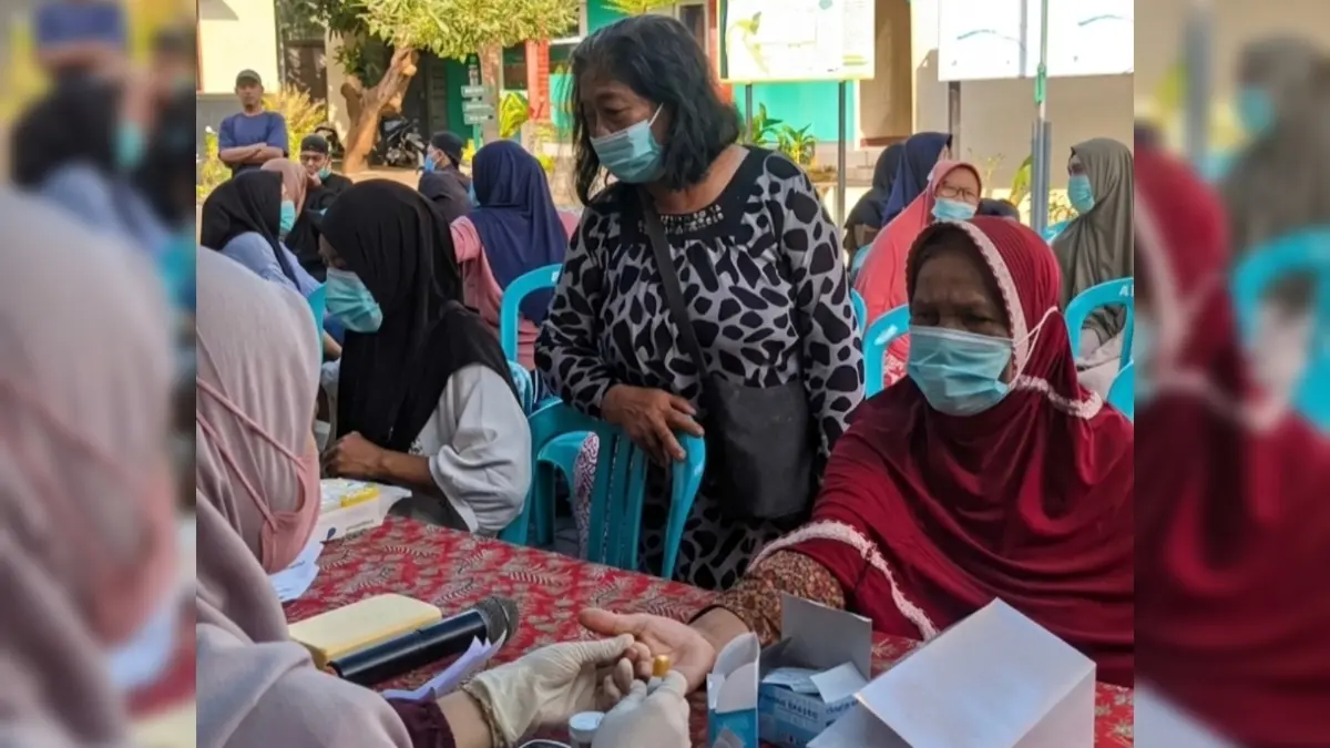 Kepala Dinas Kesehatan Kota Mataram dr. Emirald Isfihan beserta jajaran dan warga Ampenan Tengah menggelar Program Tracing TBC Terintegrasi Cek Kesehatan Gratis (CKG).