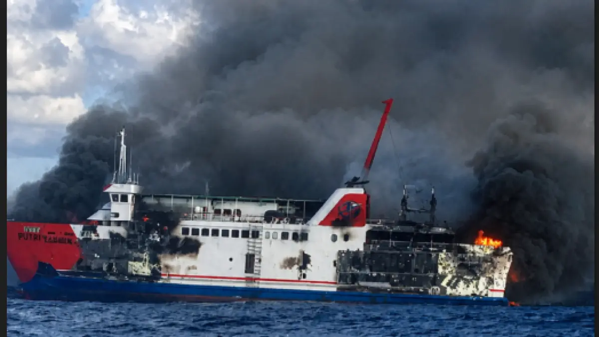 KMP Putri Yasmin yang terbakar di perairan Selat Lombok, Rabu (12/8).