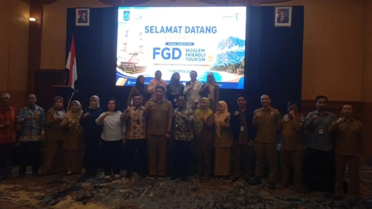 KOLABORASI:&nbsp;Sejumlah&nbsp;pihak&nbsp;dari&nbsp;unsur&nbsp;pemerintahan,&nbsp;akademisi,&nbsp;dan&nbsp;praktisi&nbsp;yang&nbsp;ikut&nbsp;serta&nbsp;dalam&nbsp;FGD&nbsp;terkait&nbsp;parwisata,&nbsp;Selasa&nbsp;(12/8)&nbsp;di&nbsp;Mataram.&nbsp;(Wahyu/Lombok Post) 