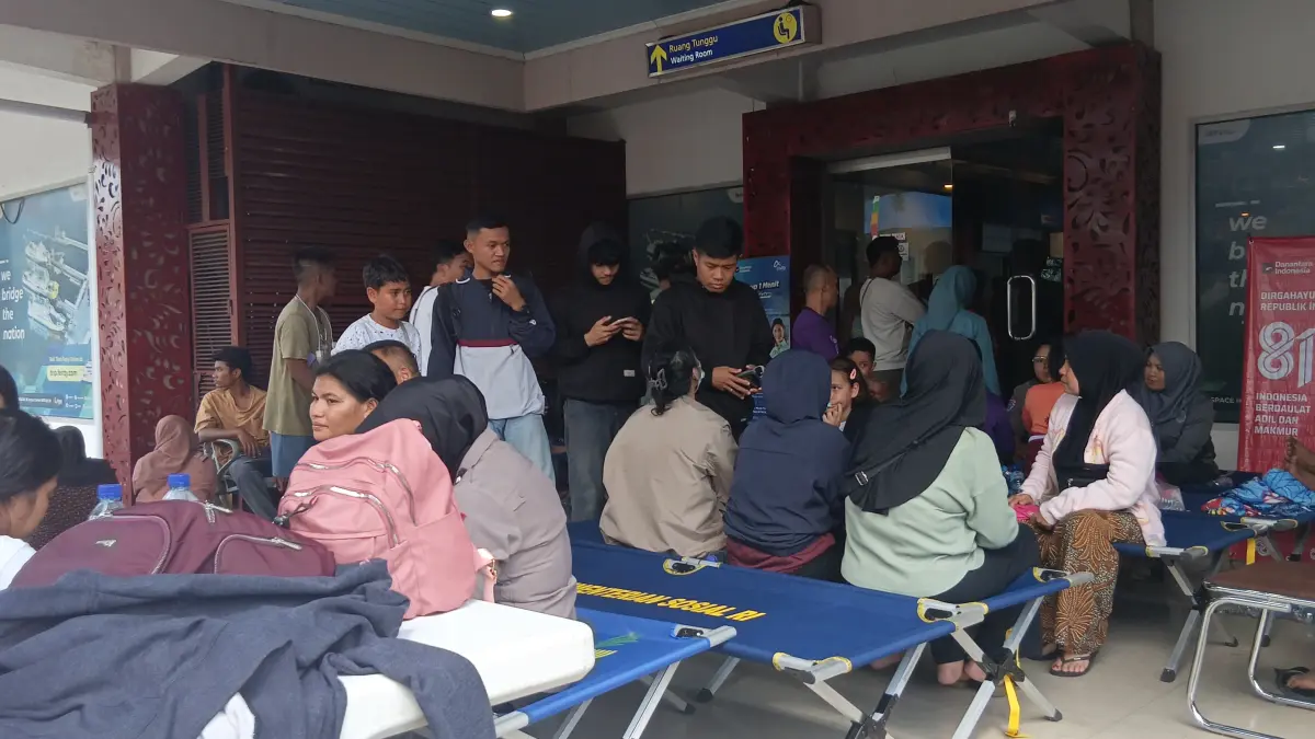 Korban KMP Putri Yasmin usai dilakukan pemeriksaan medis bertemua dengan keluarga di ruang tunggu Pelabuhan ASDP Lembar, Rabu (12/8).