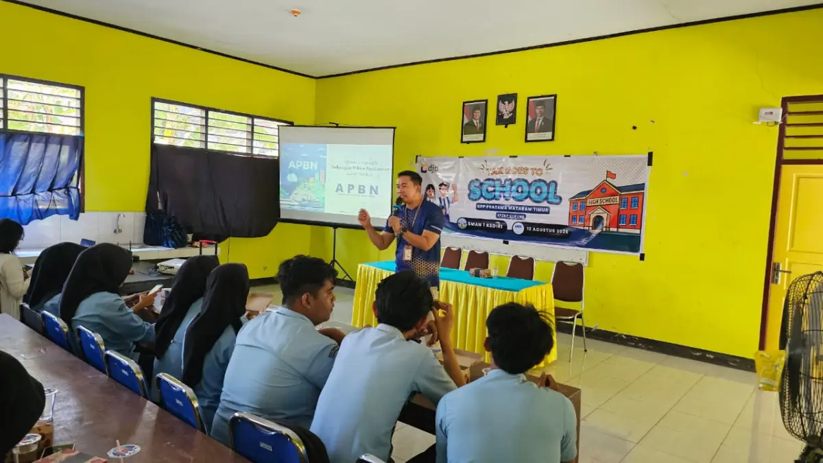 KPP Pratama Mataram Timur memberikan edukasi perpajakan kepada siswa dan guru SMAN 1 Kediri, Lombok Barat, Rabu (12/8).