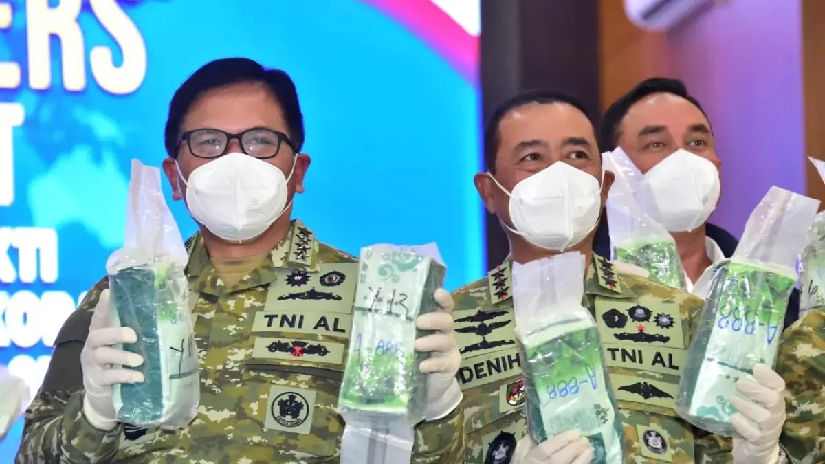 KSAL Laksamana TNI Muhammad Ali memusnahkan 1,3 ton ketamin di Batam,Kepri, pada Rabu (12/8)., (TNI AL)
