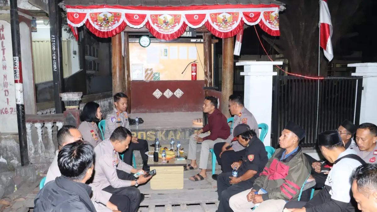 KUNJUNGI: Kapolres Lombok Timur saat mengunjungi salah satu poskamling di Lombok Timur. 