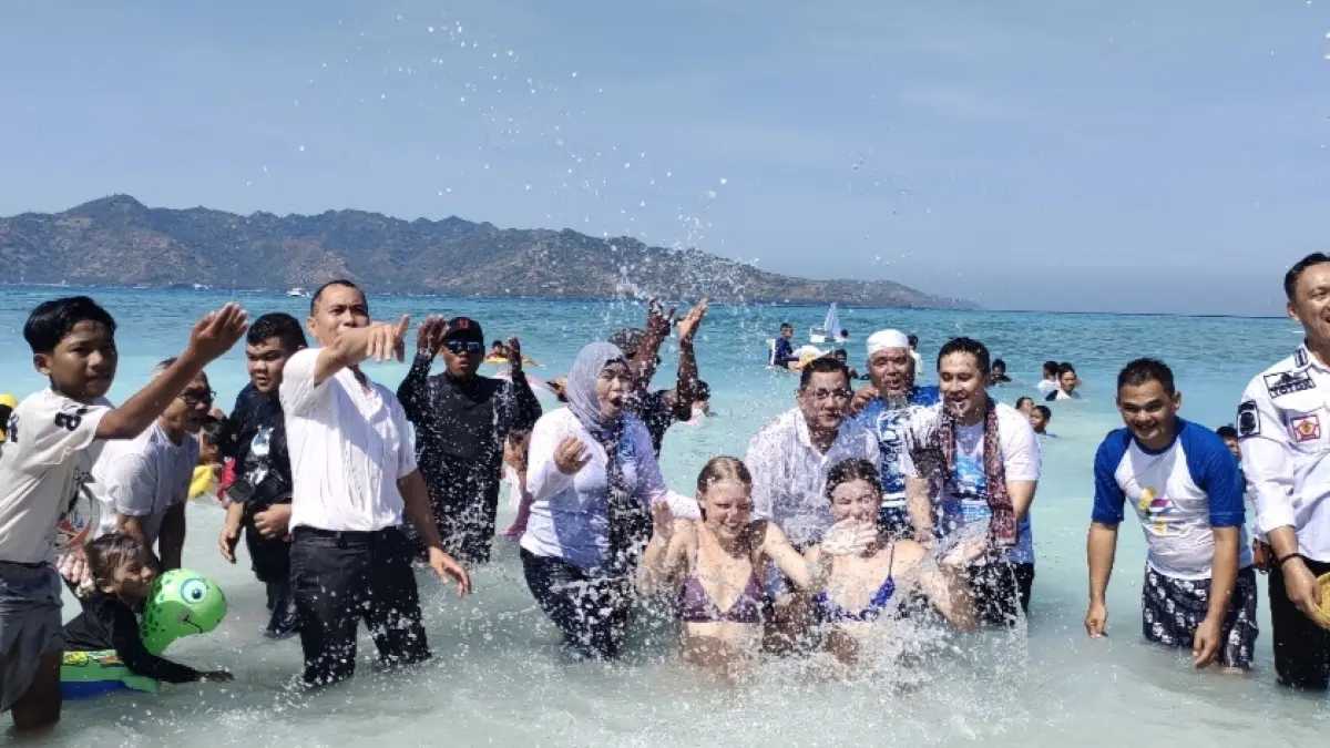 MASIH ADA PR: Suasana Mandi Safar di Pantai Gili Trawangan yang menjadi rangakaian event Gili Festival, tahun lalu.