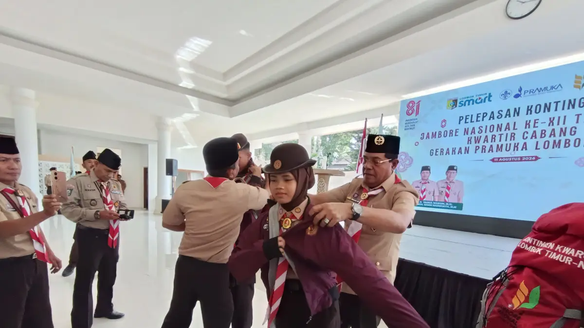 PESERTA JAMBORE: Bupati Lombok Timur Haerul Warisin memasangkan jaket kepada pelajar yang akan menjadi peserta Jambore Nasional.