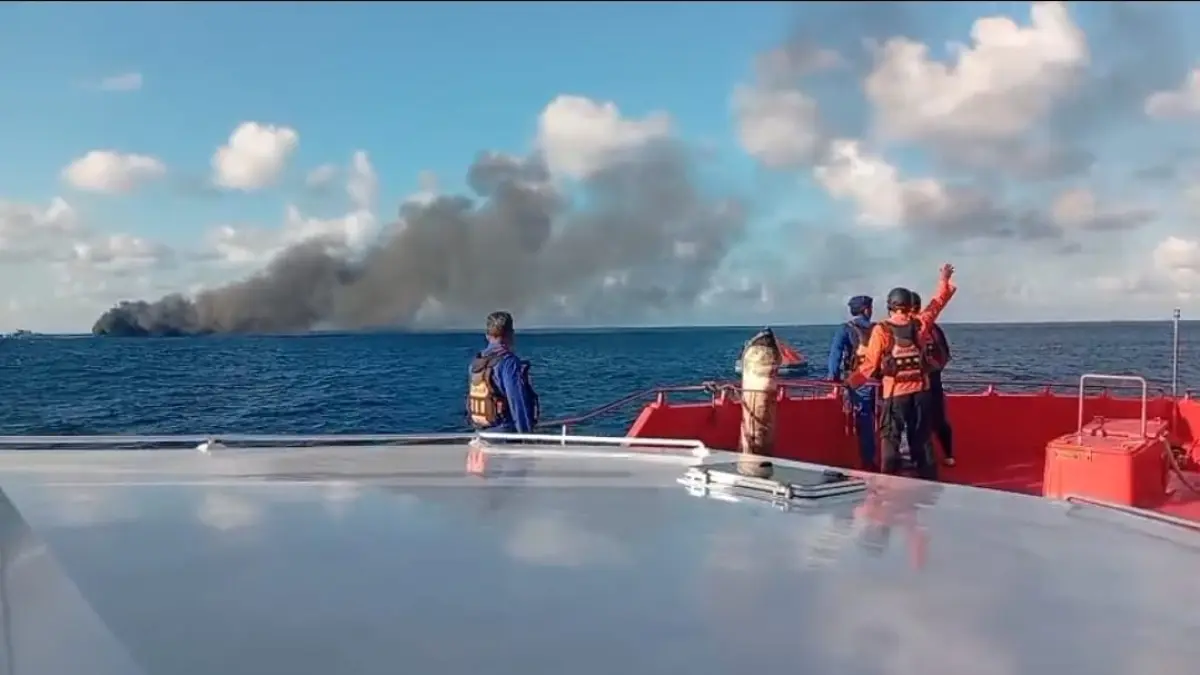 Tim SAR gabungan mengevakuasi penumpang KMP Putri Yasmin yang terbakar di Selat Lombok dengan dukungan kapal dan helikopter.