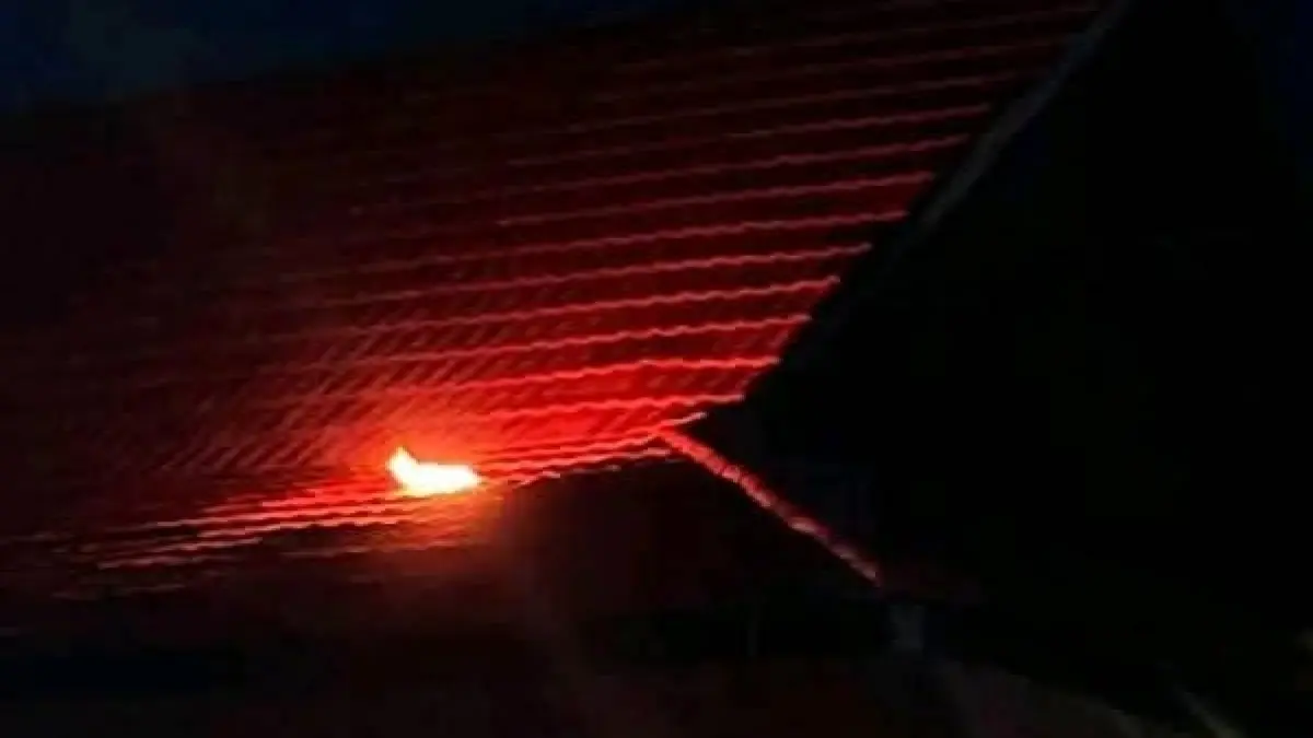 Titik api menyala di aula kantor DPRD Bima di Jalan Gatot Subroto, Kelurahan Penatoi, Kota Bima, Selasa malam (11/8). (Istimewa/Lombok Post)