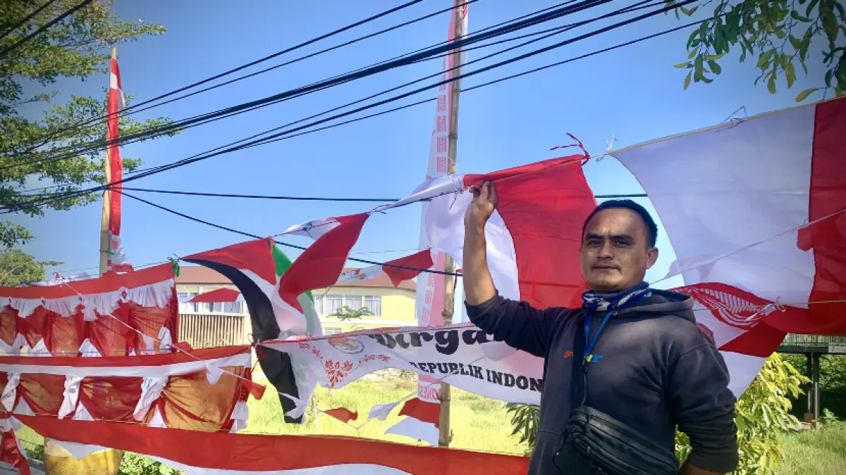Wahyu, pedagang bendera musiman menata umbul-umbul dan bendera Merah Putih yang dijajakan di bahu jalan Kota Mataram, kemarin (11/8). 
 