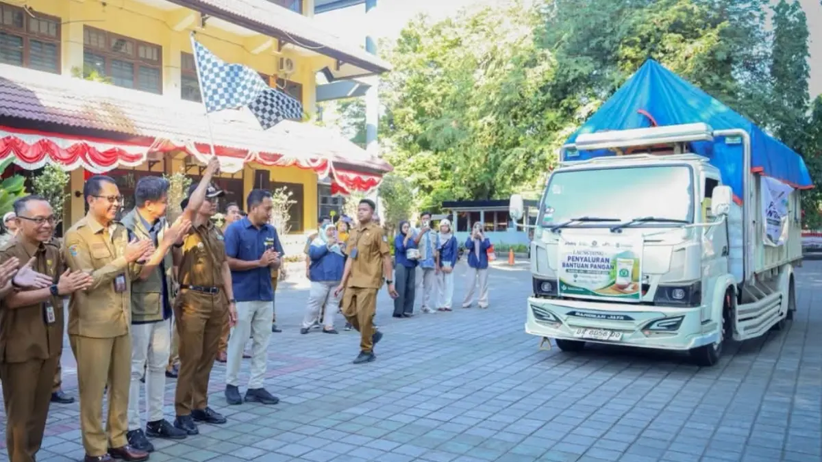 Wali Kota Mataram Mohan Roliskana secara simbolik melepas keberangkatan kendaraan yang membawa beras bagi warga.  
