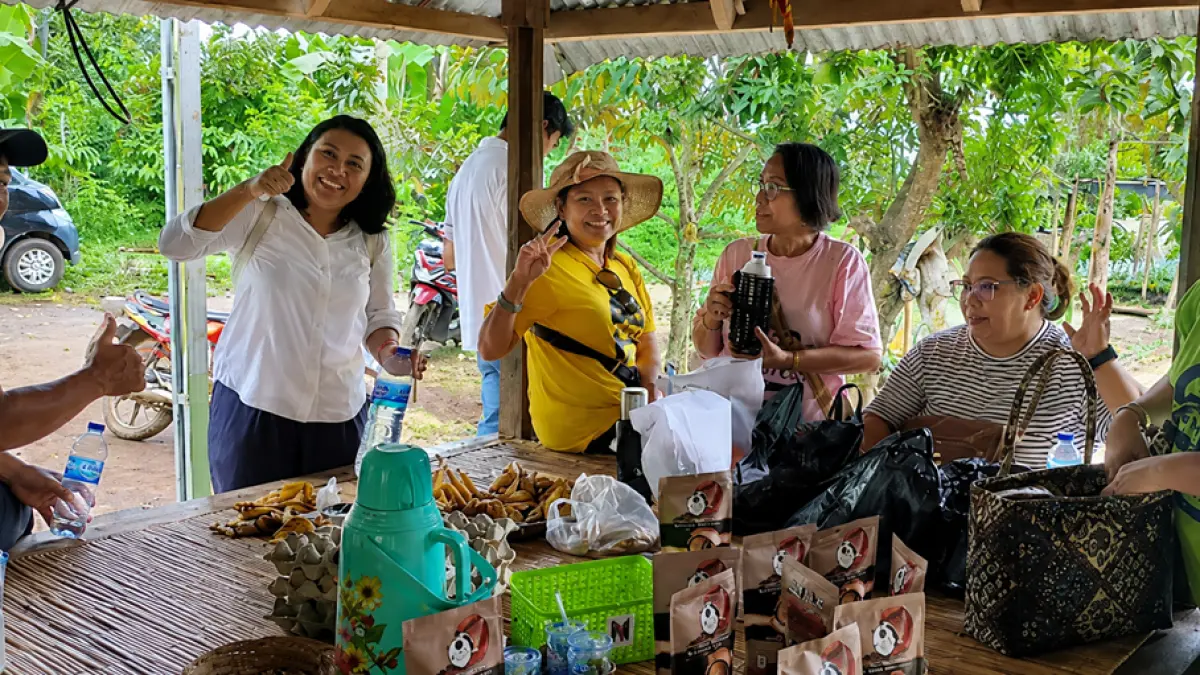 WISATA KOPI: Wisatawan yang datang berwisata sekaligus membeli kopi kemasan UMKM Kopi Andalan Pawang Tenun, Lombok Utara, belum lama ini. (IST/LOMBOK POST)