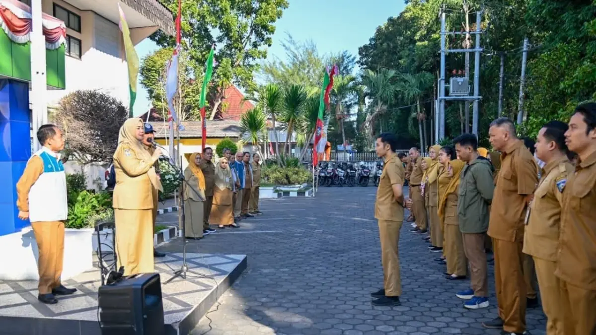 ASN PEMDA: Wakil Gubernur NTB Indah Dhamayanti saat memberikan arahan kepada ASN, saat apel pagi di lingkungan Dinas Perindustrian dan Perdagangan (Disperindag) NTB, Selasa (11/8). (BIRO UMUM DAN ADPIM SETDA NTB FOR LOMBOK POST)