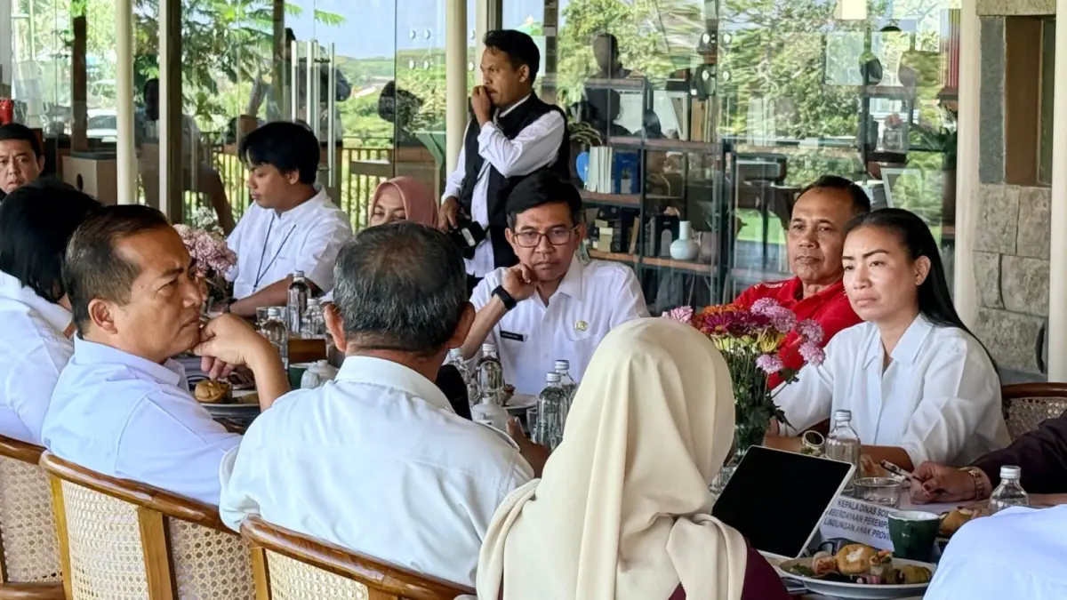 BAHAS BERSAMA: Suasana diskusi yang terbangun dalam Forum Kolaborasi Pencegahan dan Penanganan TPPO yang digelar Yayasan ParTha di Mataram, Rabu (12/8). (YUYUN/LOMBOK POST)