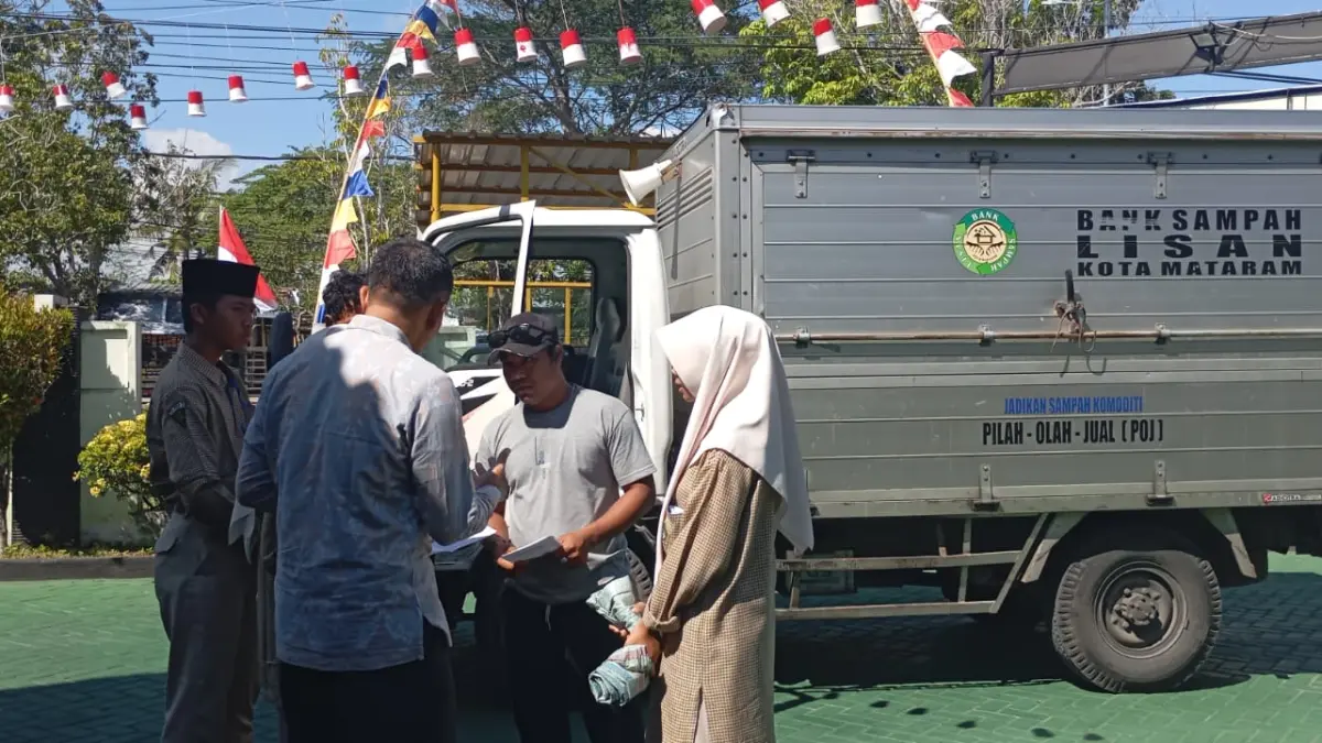BANK SAMPAH: Siswa MTsN 3 Mataram yang tergabung dalam Orsima koordinasi dengan Bank Sampah Lisan untuk mendistribusikan sampah plastik di madrasah setempat, Rabu (12/8).