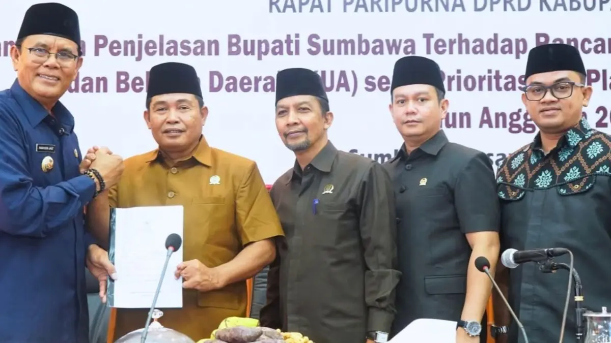 Bupati Sumbawa Syarafuddin Jarot menyerahkan dokumen rancangan KUA-PPAS tahun anggaran 2027 kepada pimpinan DPRD Sumbawa di kantor DPRD setempat, Selasa (11/8).