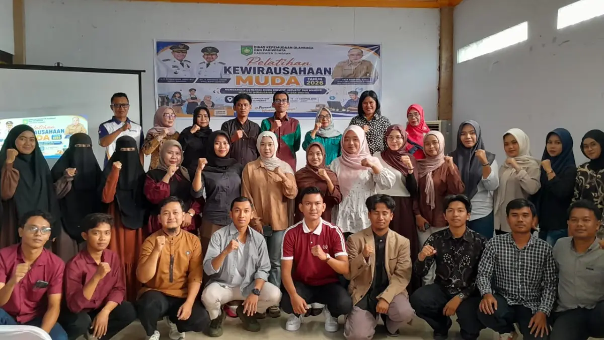 Dikpora NTB bersama peserta Pelatihan Kewirausahaan Muda di Sumbawa.