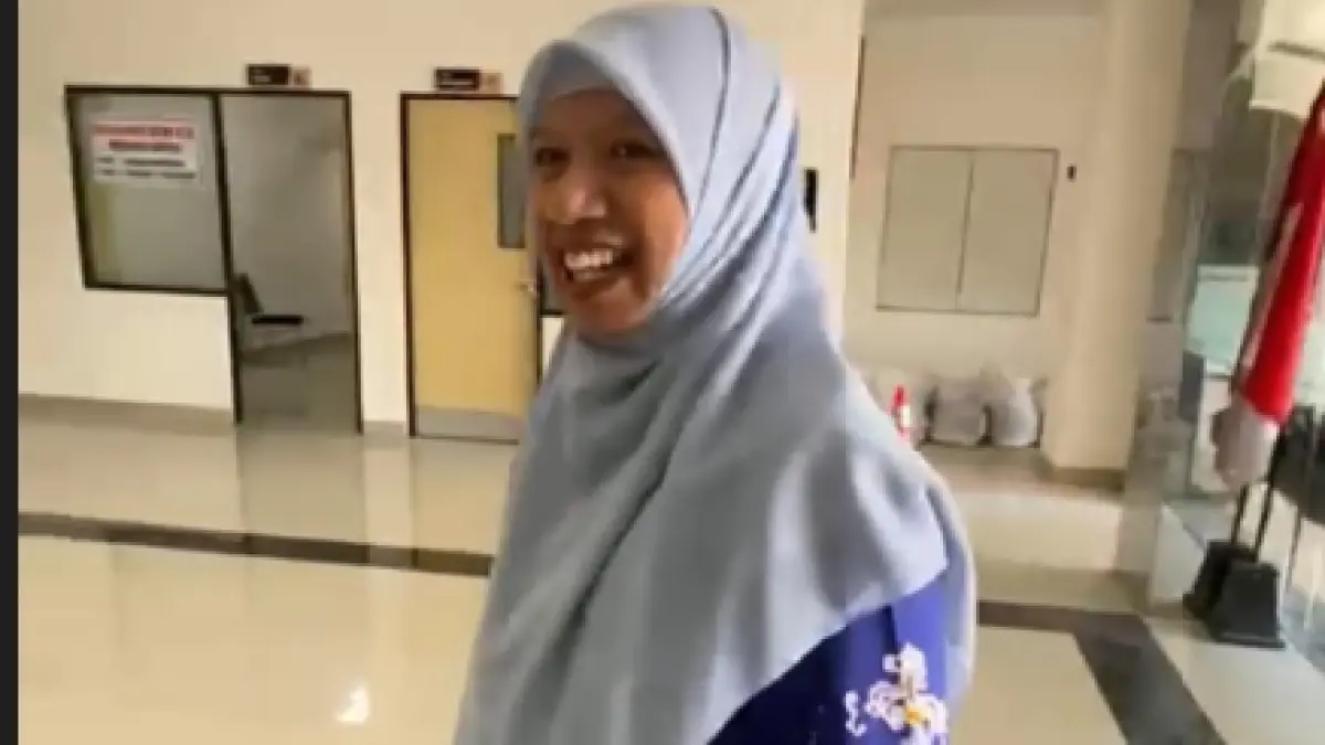 DIPERIKSA: Wakil Bupati Lobar Hj Nurul Adha berjalan untuk menjalani pemeriksaan KPK di kantor BPKP Perwakilan NTB, Kamis (13/8).