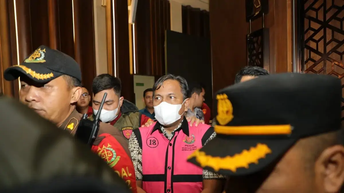 Dua pegawai Direktorat Jenderal (Ditjen) Pajak sebagai tersangka perkara dugaan tindak pidana korupsi terkait praktik transfer pricing yang melibatkan PT Toba Pulp Lestari (TPL) Tbk, Rabu (12/8) malam.