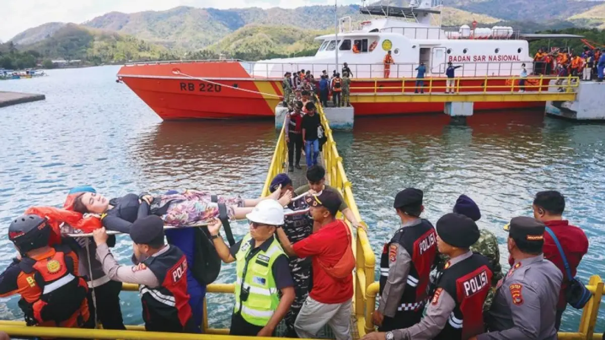 EVAKUASI KORBAN: Tim SAR gabungan mengevakuasi penumpang KMP Putri Yasmin saat tiba di Pelabuhan Lembar, Lombok Barat, Rabu (12/8). KMP Putri Yasmin 
sebelumnya terbakar di perairan Selat Lombok. (IVAN/ LOMBOK POST)