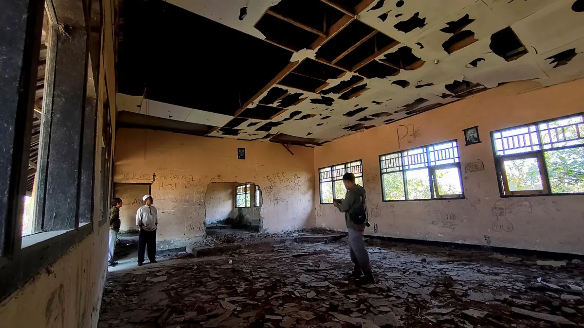 Inilah kondisi gedung sekolah yang rusak parah di SMPN 5 Praya Timur, Desa Beleke Lebe Sane, Praya Timur, Lombok Tengah, Kamis (13/8).
