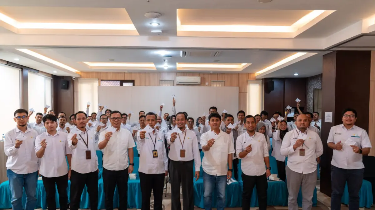 Jajaran manajemen dan pegawai PLN UIP Nusra berfoto bersama dengan memegang paper boat sebagai simbol komitmen bersama dalam mengimplementasikan nilai One Danantara di lingkungan kerja.