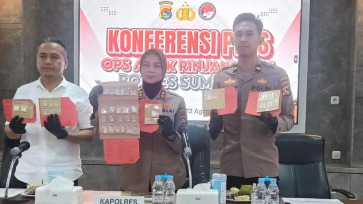 Kapolres Sumbawa AKBP Marieta Dwi Ardhini menunjukkan barang bukti yang diamankan selama operasi Antik Rinjani 2026, Rabu (12/8).