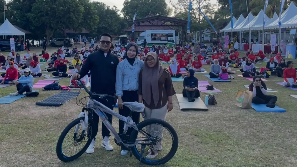 Kepala Dinas Pariwisata Kota Mataram Cahya Samudra bersama Ketua DWP Dinas Pariwisata Kota Mataram Syanic Handayani saat menyerahkan hadiah sepeda pada peserta yang beruntung di acara Wellness Tourism, Taman Mayura, Kota Mataram.