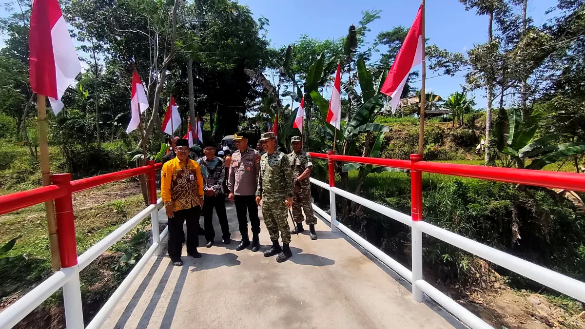 Komandan Kodim 1620/Loteng Arh Mohammad Arifin (dua kanan) saat meninjau kondisi Jembatan Merdeka Merah Putih usai diresmikan serentak secara nasional di Desa Aik Bual, Kecamatan Kopang, Lombok Tengah, Kamis (13/8).