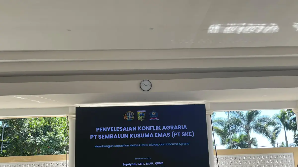 KONFLIK AGRARIA: Bupati Lombok Timur didampingi Sekda Lotim saat memimpin pertemuan bersama masyarakat dan sejumlah pihak terkait untuk menyelesaikan konflik agraria di Sembalun.