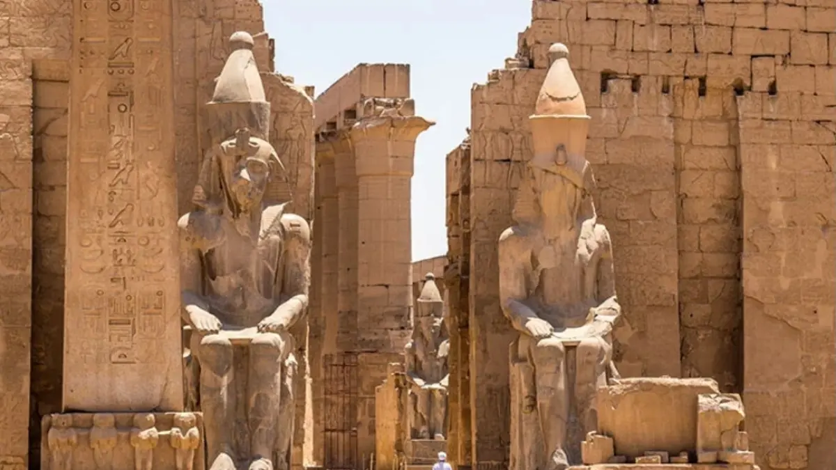 Kuil Thebes +Sumber Gambar: matias planas / Shutterstock.com)