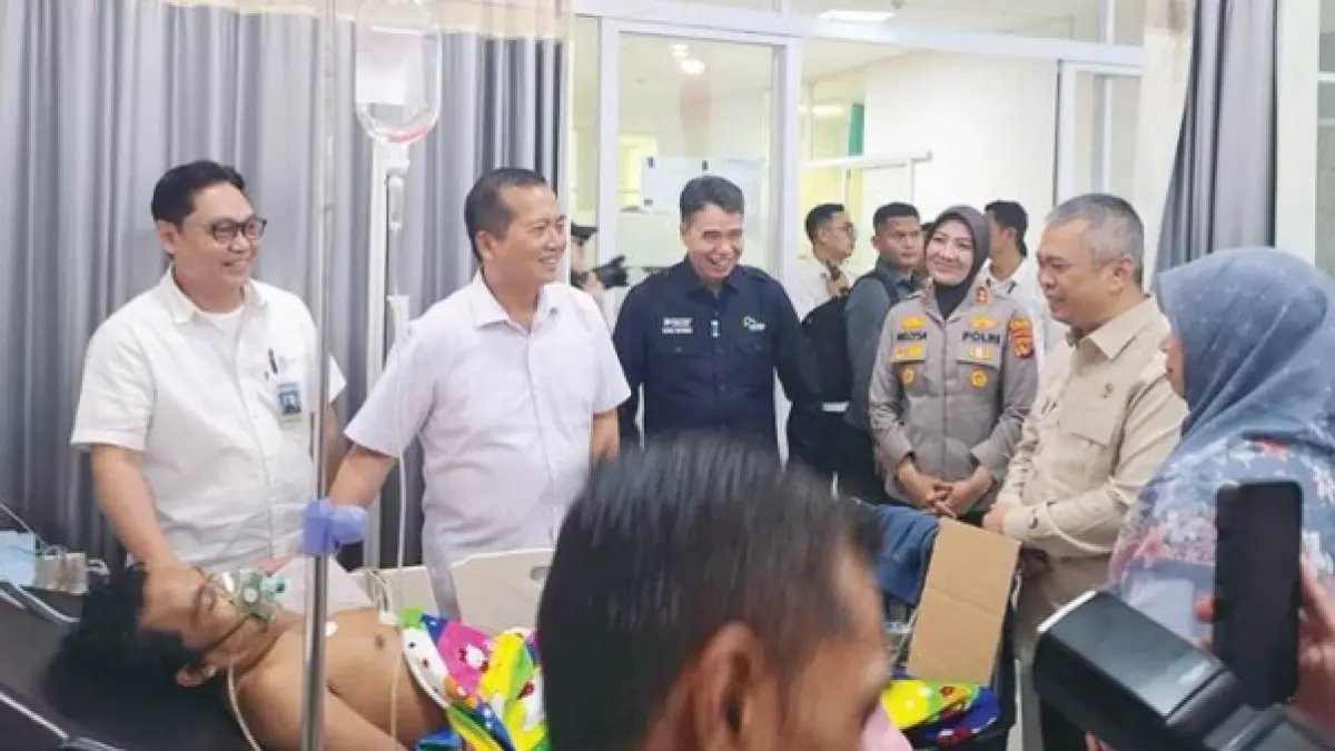 KUNJUNGI KORBAN: Menhub Dudy Purwagandhi didampingi Gubernur NTB Lalu Muhamad Iqbal saat mengunjungi korban terbakarnya KMP Putri Yasmin di RSUD Tripat Gerung, Rabu (12/8). (RSUD TRIPAT FOR LOMBOK POST)