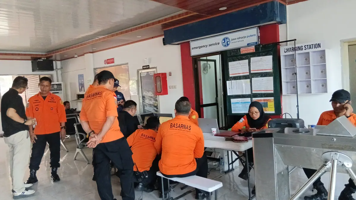 LAKUKAN KOORDINASI: Tim Basarnas Mataram bersama salah satu yang melaporkan korban belum ditemukan di Posko SAR Operasi KMP Putri Yasmin, Kamis (13/8/2026). (NURUL/LOMBOK POST)