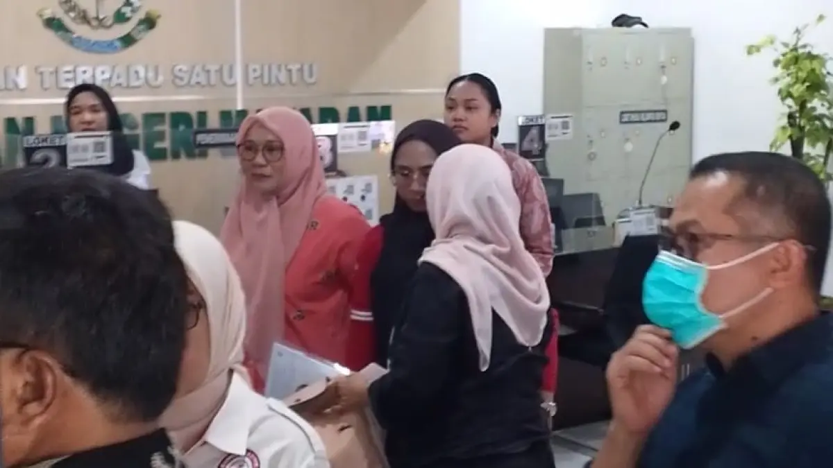 TAHAP DUA: Mantan Wabup Sumbawa Dewi Noviany (empat dari kanan/hijab pink) tersangka korupsi pengadaan masker Covid-19 Tahun 2020 menjalani proses tahap dua di Kantor Kejari Mataram,  Kamis (13/8).