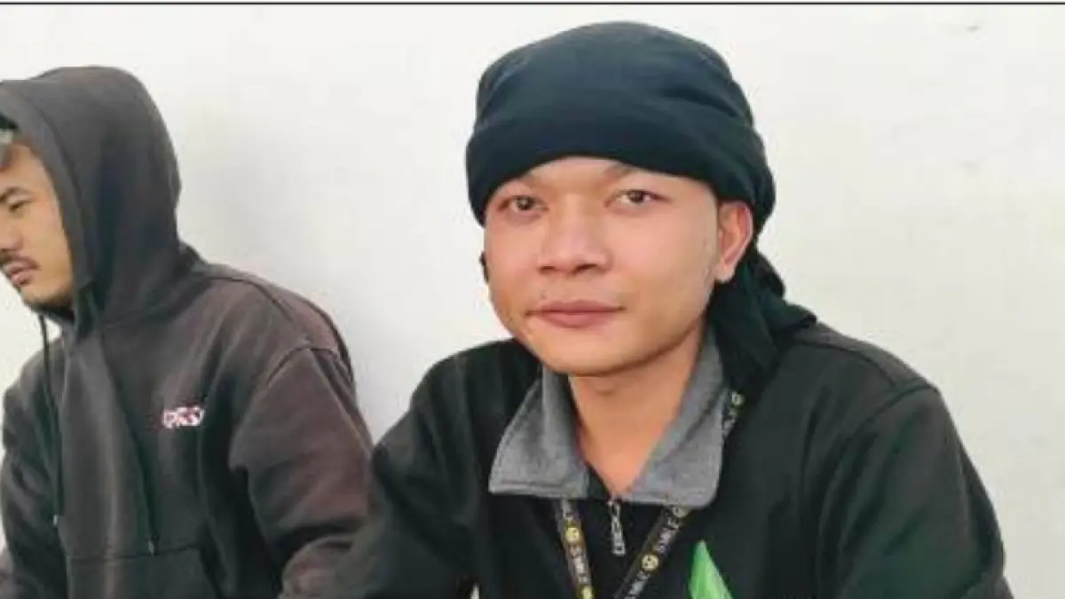 MASIH SYOK: Iwan salah seorang korban kebakaran KMP Putri Yasmin usai dievakuasi di Pelabuhan Lembar, Rabu (12/8). (YONGKI/LOMBOK POST)