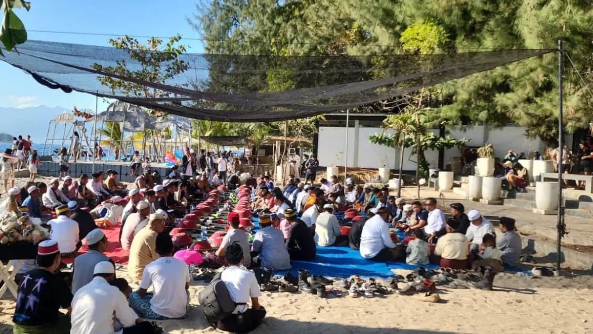 MASUK KEN: Ritual begibung menjadi salah satu rangkaian kegiatan Gili festival. Event ini disebut belum berdampak terhadap promosi pariwisata.