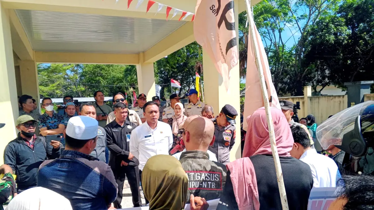 Masyarakat Rowok dan Mawun beramai-ramai geruduk kantor BPN Lombok Tengah, Kamis (13/8). Mereka menuntut pemberantasan mafia tanah.