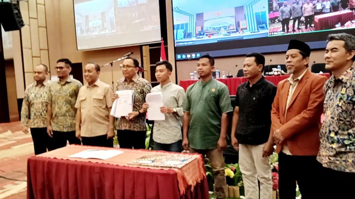 JALIN KERJA SAMA: Komisi V DPR RI bersama Balai Penataan Bangunan, Prasarana, dan Kawasan Nusa Tenggara Barat dan Pokmas usai menandatangani kerja sama Program Sanimas Sanimas Kegiatan Infrastruktur Berbasis Masyarakat (IBM) Sanitasi Tahap I Tahun Anggaran 2026 di Hotel Golden Palace, Rabu (12/8).
