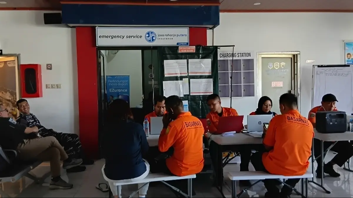 PENDATAAN: Tim SAR melakukan pendataan di Posko Sar Pelabuhan Lembar, Kamis (13/8).