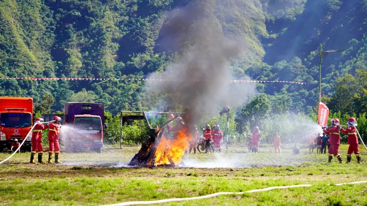 Petugas melakukan simulasi pemadaman kebakaran dalam Apel Siaga Kesiapsiagaan Karhutla NTB 2026 di Sembalun, Lombok Timur, Kamis (13/8). (BIRO UMUM DAN ADPIM SETDA NTB FOR LOMBOK POST)