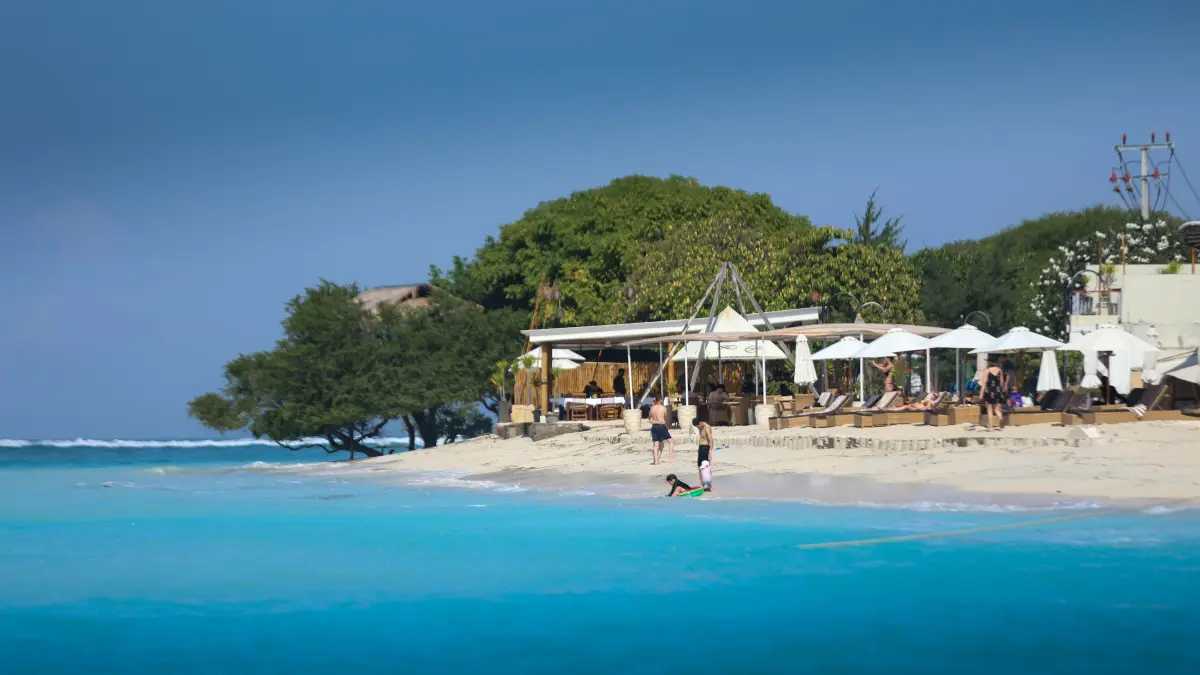PUNYA DAYA TARIK: Wisatawan tampak menikmati keindahan pantai Gili Trawangan, Lombok Utara yang menjadi salah satu destinasi wisata unggulan NTB. (IVAN/LOMBOK POST)