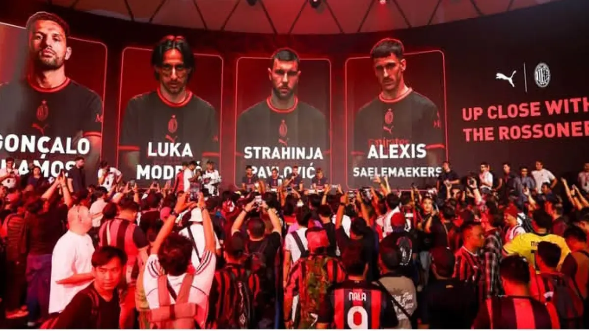 RAMAI: Para pemain AC Milan dikerubungi fans saat kunjungan ke Jakarta, Indonesia. (Istimewa) 