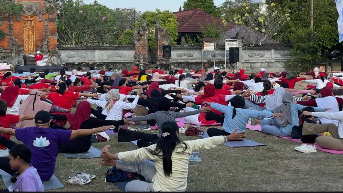 Ratusan peserta antusias mengikuti gerakan yoga bersama pada gelaran Mayura Heritage Yoga ketiga di pelataran bersejarah Taman Mayura.